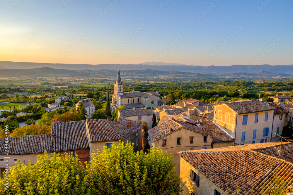 Vue panoramique depuis le sommet du village de Bonnieux, Provence, France. Coucher de soleil. 
