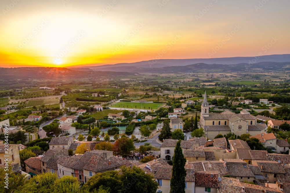 Vue panoramique depuis le sommet du village de Bonnieux, Provence, France. Coucher de soleil. 