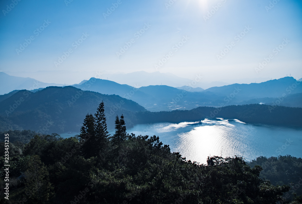 Blick auf die Berge am Sonne Mond See 日月潭 Taiwan