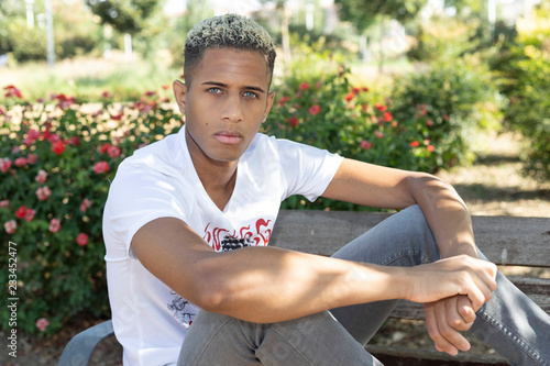 Joven mestizo con ojos azules