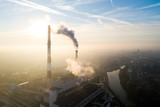 Widok z lotu ptaka na smog nad miastem, dymiące kominy elektrociepłowni oraz zabudowa miasta - Wrocław, Polska