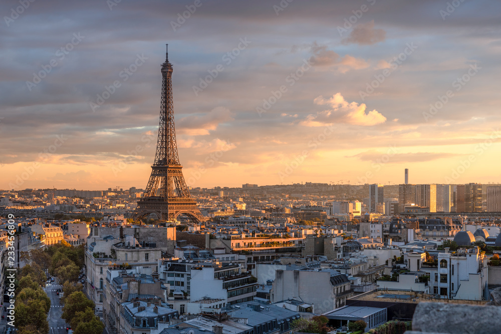 Naklejka premium Paryska linia horyzontu z wieżą eifla, Francja