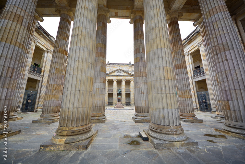 Fototapeta premium Statue between columns