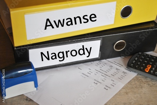 Awanse i nagrody