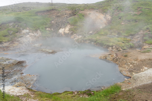 Landschaft mit heißen Quellen und Wasserfällen im Hengill Geothermalgebiet / Süd-West-Island 