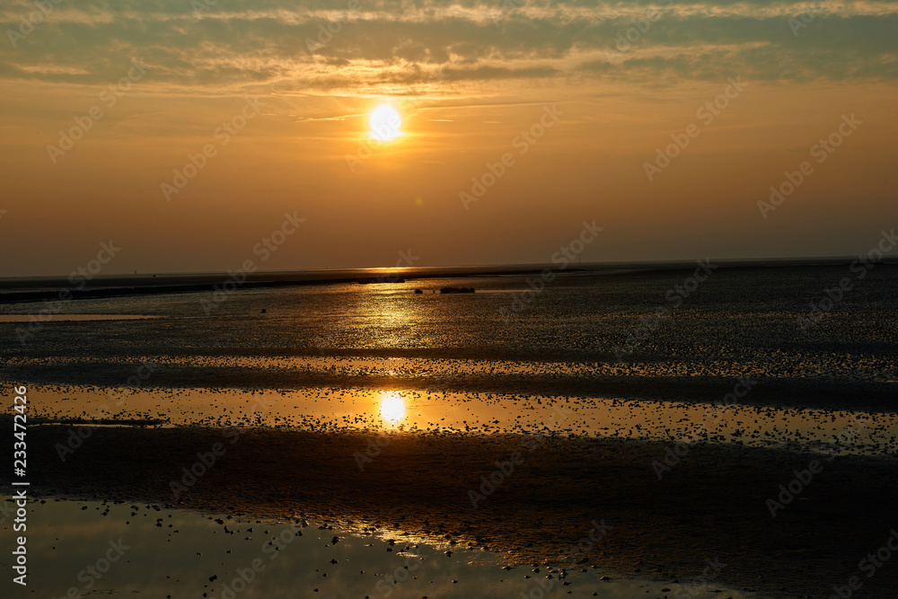 Sonnenuntergang über dem Wattenmeer Nordsee Deutschland