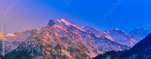 Berggipfel schneebedeckt im Abenrot © consultdm15