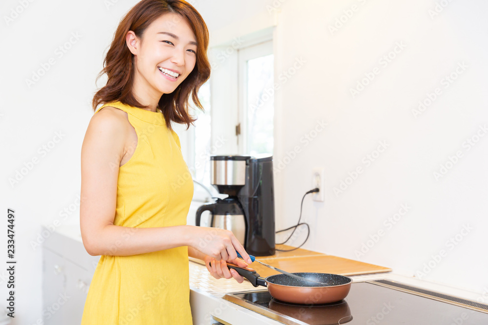 料理をする女性 料理をする女性