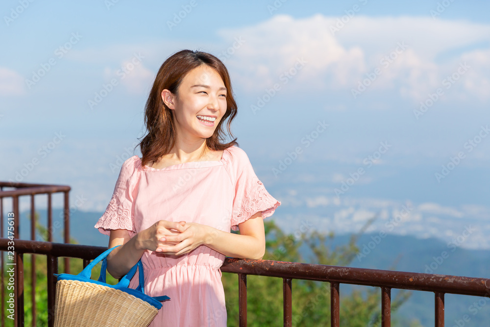 展望台から眺める女性