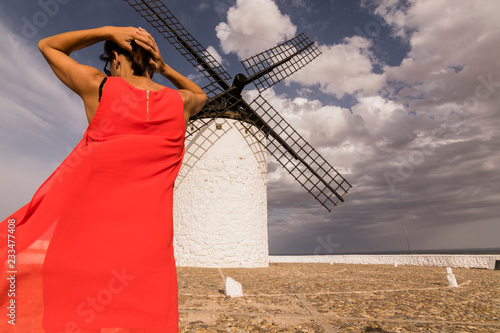 Mujer y los molinos de don Quijote, Campo de Criptana, La Mancha, España photo