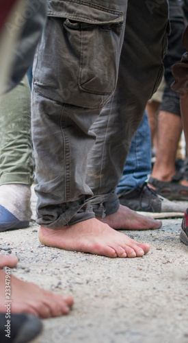 Pies descalzos migrantes hondureños