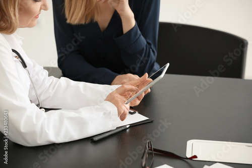 Female doctor consulting yo...