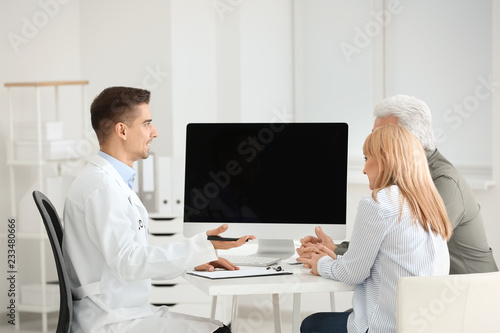 Male doctor consulting seni...