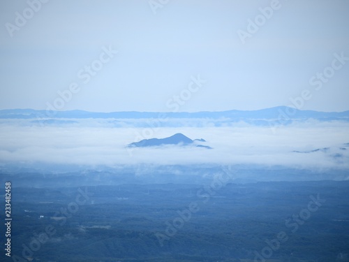 雲海に包まれた那須市街の情景 © Scott Mirror