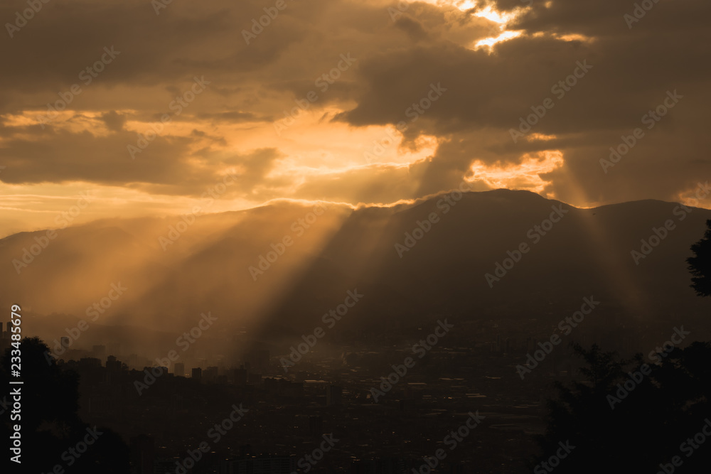 Naklejka premium rayos de sol atardecer
