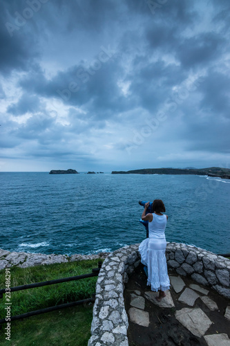 Mujer mirando el mar en Suances, Cantabria, España