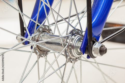 Fotografija axle of a bicycle wheel