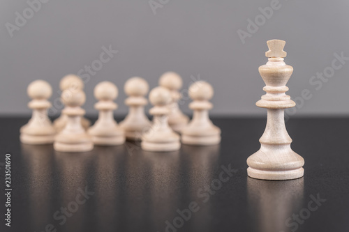 Schachfiguren  Manager vor Mitarbeitern