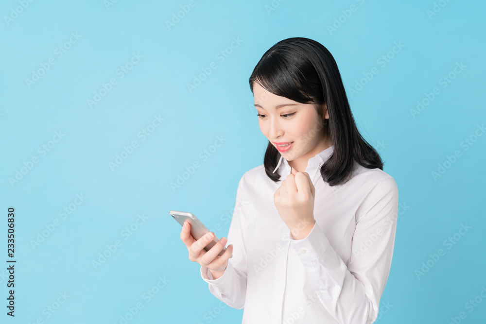 スマホを持つ女性 スマホを持つ女性