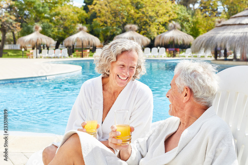 Senioren Paar entspannt sich am Pool