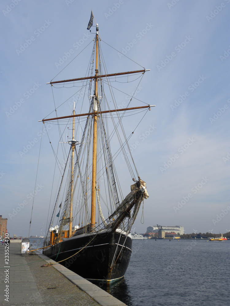 Fototapeta premium statek nadal w kanale port