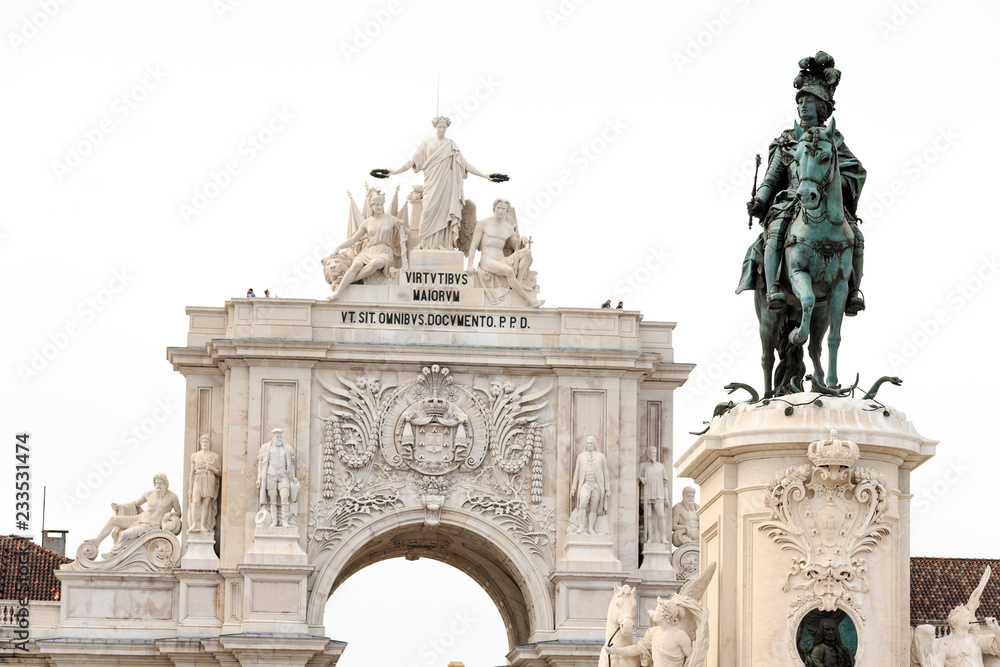 Famous arch at the Praca do Comercio showing Viriatus, Vasco da Gama, Pombal and Nuno Alvares Pereira