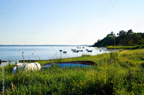 Europa, Dänemark, Lynaes, Hundested, Ostseestrand, Boote auf dem Wasser photo