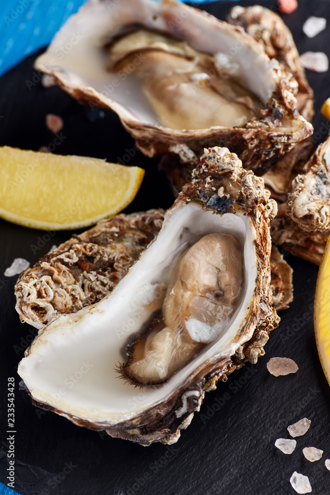 Fine de claire oysters with lemon slices Fine de claire oysters with lemon slices