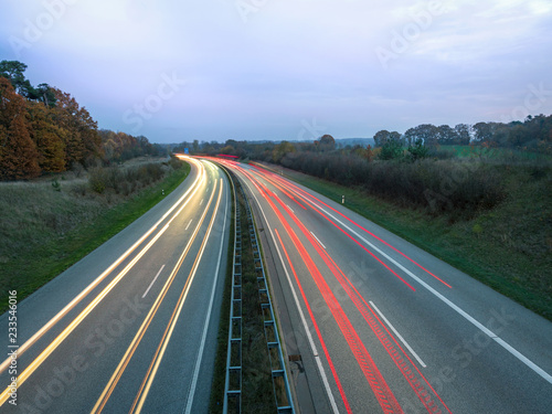 Rote und weisse Lichtspuren auf der Autobahn bei Tag, Ruecklichter und Scheinwerfer