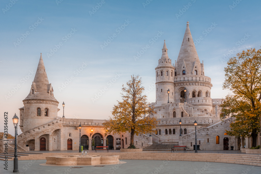 Fototapeta premium Budapest, Hungary - View on the ancient Fisherman's Bastion (Halaszbastya) at autumn morning