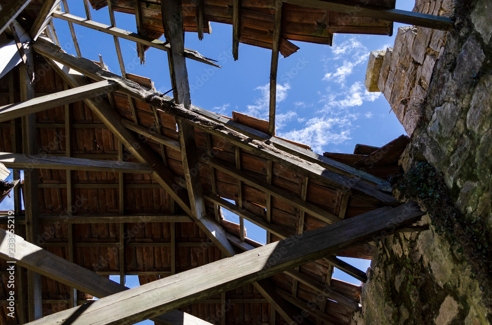 Obraz premium stara rozlewnia wody, opuszczona w górach