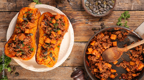 Foto stuffed butternut slice with beef