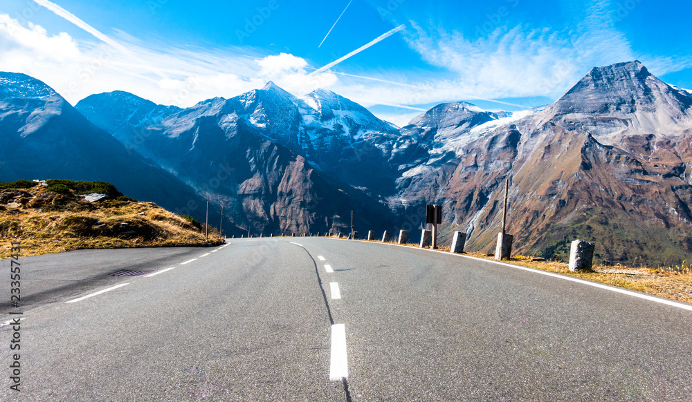 Naklejka premium country road - european alps