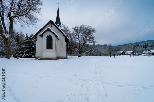 Kirche in Elend am Abend im Winter