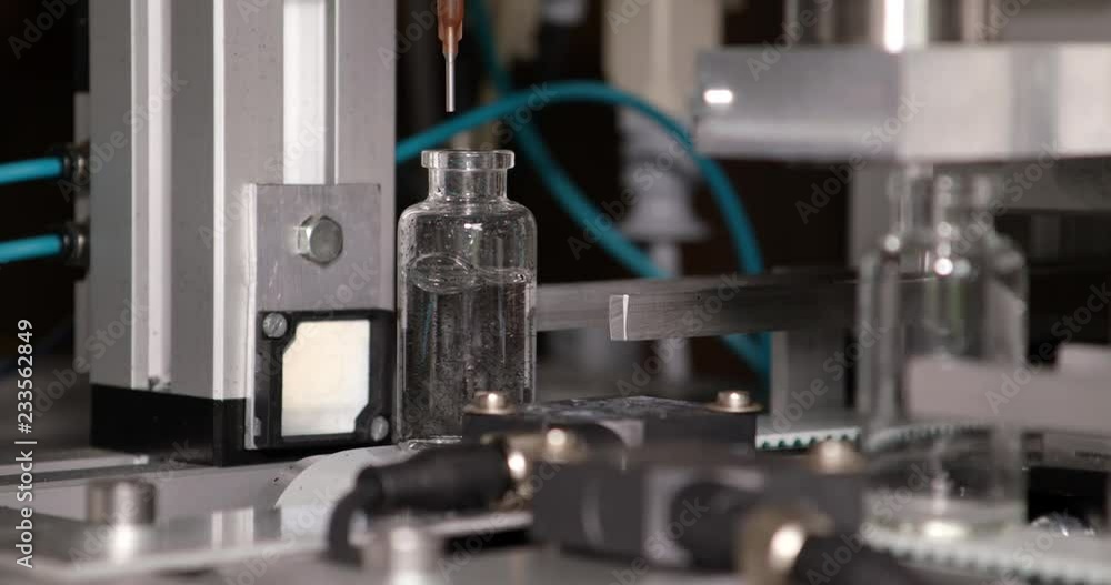 Automatische Abfüllung in Flasche in einer Industrieanlage Automatische Abfüllung in Flasche in einer Industrieanlage