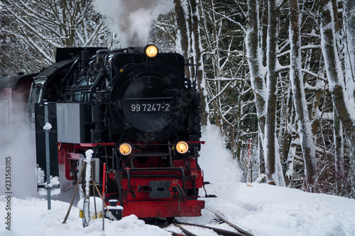 Dampflok Brockenbahn im Harz im Winter mit Schnee