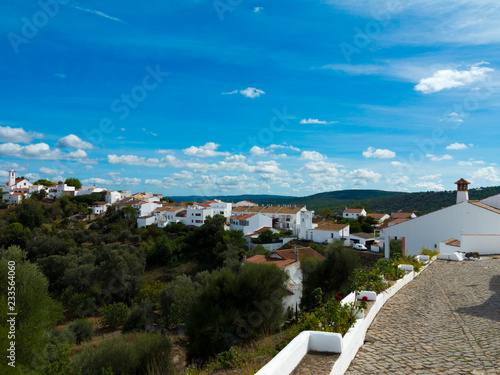 Das Bergdorf Salir mit Kirche und weißen Häusern im Hinterland der Algarve in Portugal