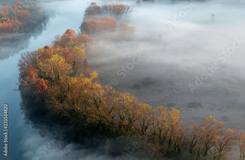 Foschie sul fiume Adda, Lombardia, Italia