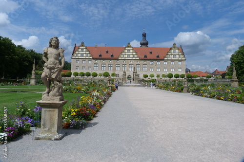 Hauptachse mit Skulptur im barocken Schlosspark Weikersheim