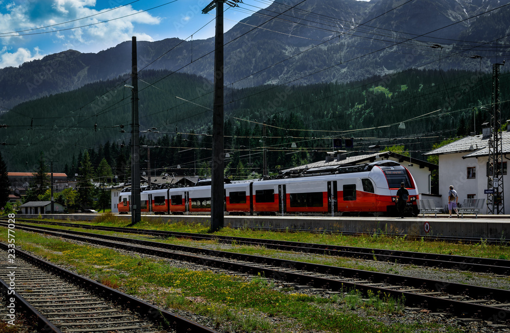 Zug fährt in den Bahnhof von Hochfilzen, Tirol Österreich