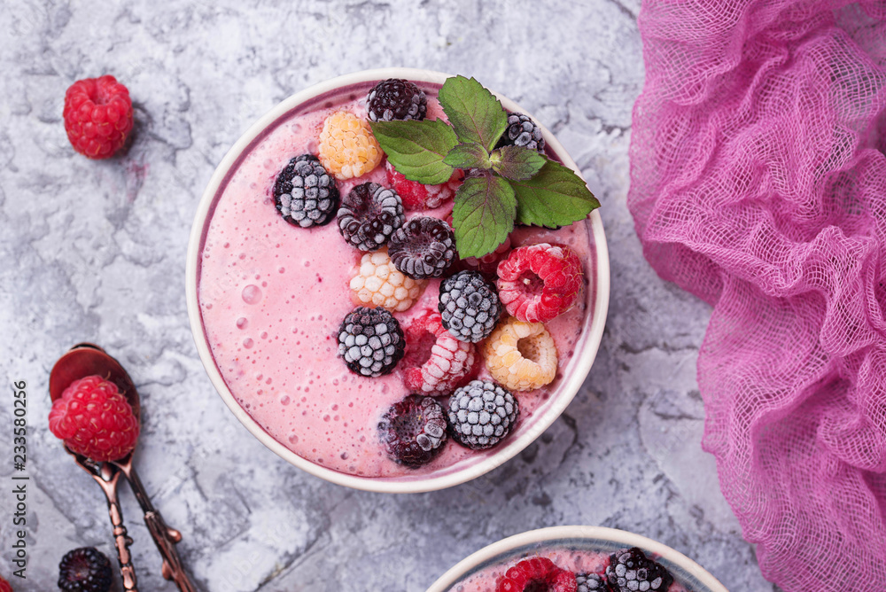 Φωτογραφία Smoothie bowl with frozen berry