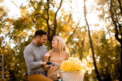 Active young couple enjoyin...