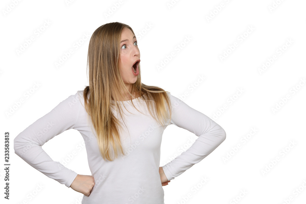 Junge Frau schaut staunend in eine Richtung