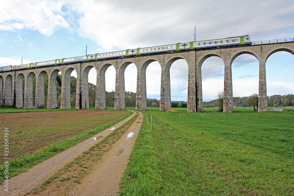 eisenbahnbrücke, gümmenen, schweiz eisenbahnbrücke, gümmenen, schweiz