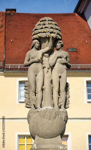 Europa, Deutschland, Sachsen, Landkreis Bautzen, Bischofswerda, Paradiesbrunnen (Volksmund Evabrunnen) photo