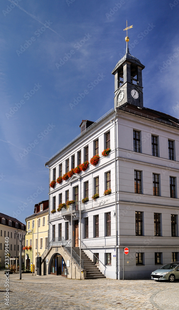 Obraz premium Europa, Deutschland, Sachsen, Landkreis Bautzen, Bischofswerda, Rathaus auf dem Marktplatz Altmarkt