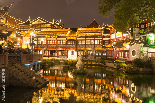 Obraz na plátně Shanghai. Pond in Yuyuan garden at night.