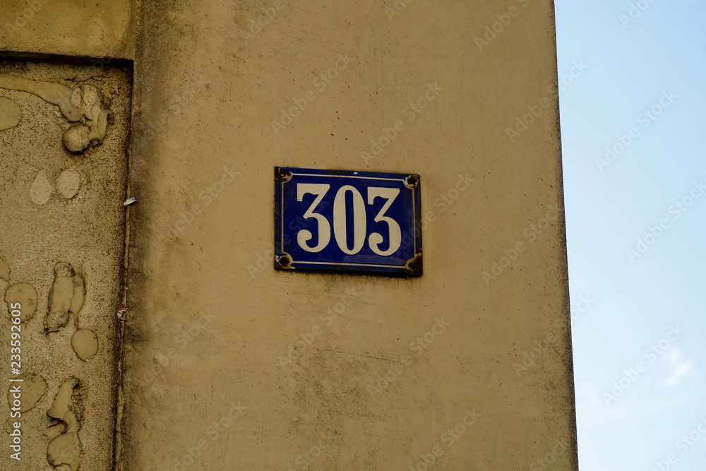 Obraz premium numéro 303 sur façade