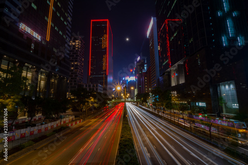 Blick auf die Gloucester Road in Hong Kong, China