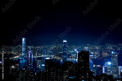 Blick auf die Stadt Hong Kong, China die den Nachthimmel nachts blau färbt